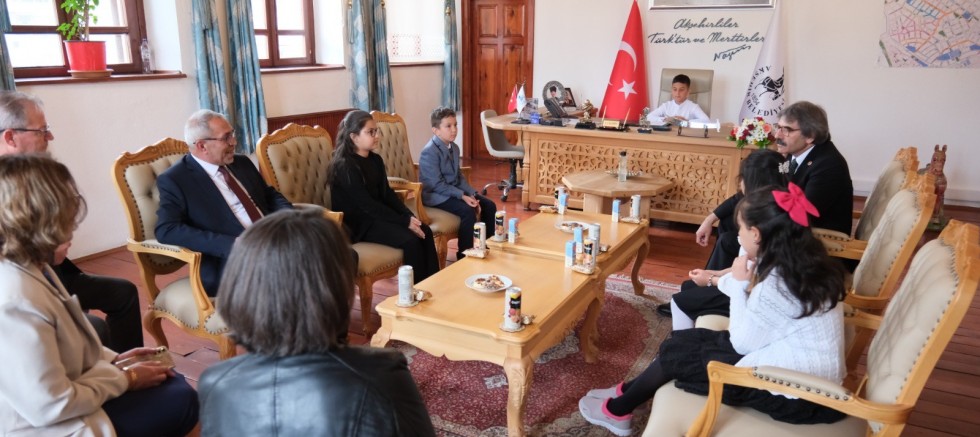 23 NİSAN’DA BAŞKANLIK KOLTUĞU ALPEREN AKIL’A EMANET EDİLDİ