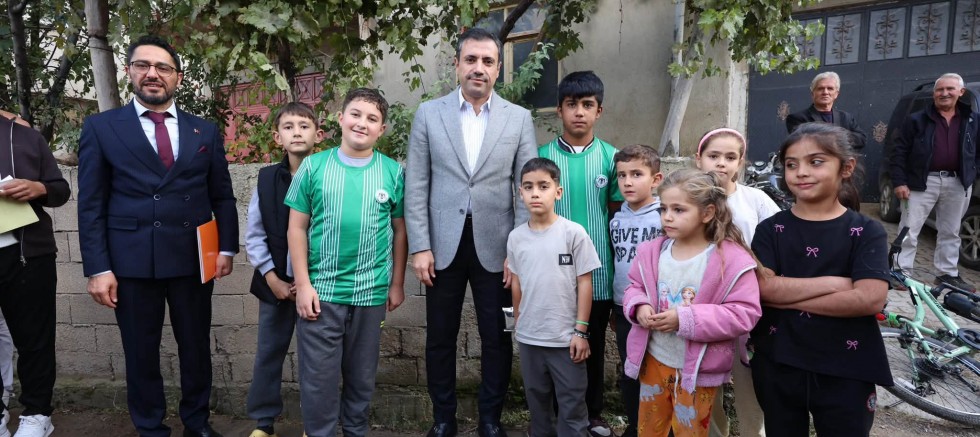 AK PARTİ İL BAŞKANI ÖZGÖKÇEN AKŞEHİR’DE VATANDAŞLARLA BULUŞTU: TARLADA HASADA, EVLERDE GÖNÜLLERE ORTAK OLDU