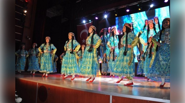 AKŞEHİR KÜLTÜR MERKEZİ'NDE TARİHİ KALABALIK: TÜRKİYE'NİN RENKLERİ VE SESLERİ BÜYÜK BEĞENİ TOPLADI