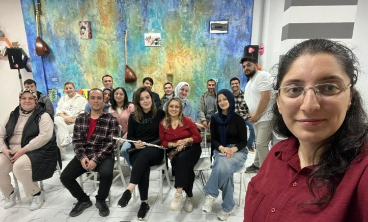 AKŞEHİR TÜRKÜ TOPLULUĞU, ÇALIŞMALARINI SADE SANAT ATÖLYESİ’NDE SÜRDÜRÜYOR