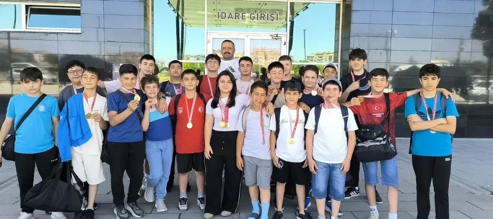 AKŞEHİRLİ GÜREŞÇİLERDEN BÜYÜK BAŞARI: 20 SPORCUDAN 20 MADALYA