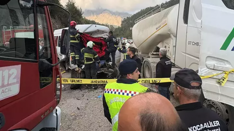 ANTALYA'DA TIR İLE MİNİBÜS ÇARPIŞTI: 7 ÖLÜ, 7 YARALI 