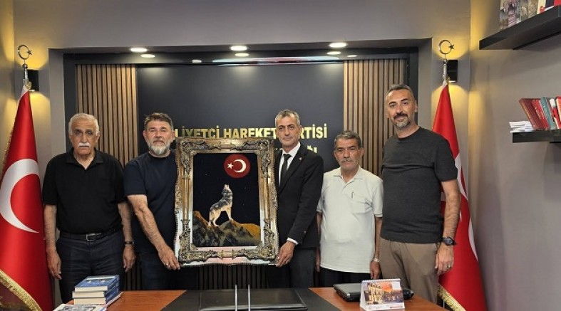 BELEDİYE MECLİS ÜYELERİNDEN BAŞKAN MURAT YILDIZ'A TEBRİK ZİYARETİ