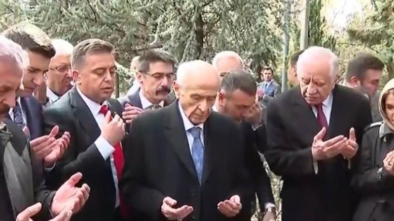 DEVLET BAHÇELİ TÜRKEŞ'İN MEZARINI ZİYARET ETTİ