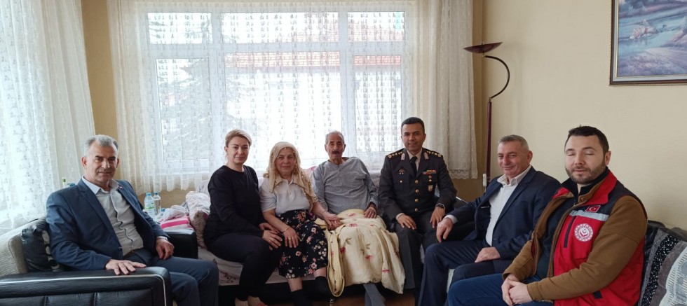 GARNİZON KOMUTANI VE SOSYAL HİZMETLER MÜDÜRÜ’NDEN ANLAMLI GEÇMİŞ OLSUN ZİYARETİ