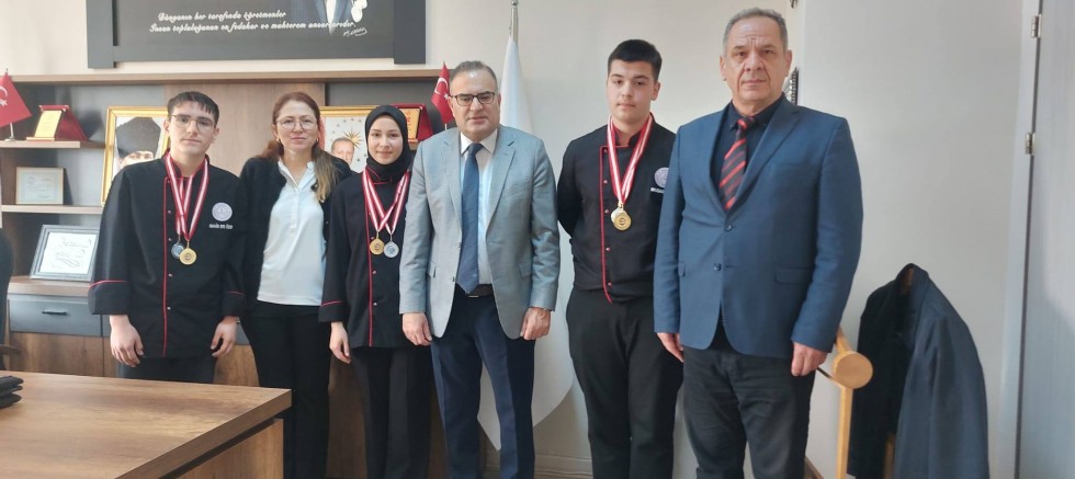 GÜMÜŞ MADALYALI ÖĞRENCİLERDEN MÜDÜR TOPALOĞLU’NA ZİYARET