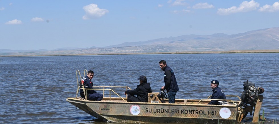 İKİ KAYMAKAM SAHAYA İNDİ EBER GÖLÜNDE İNCELEMELER YAPTI