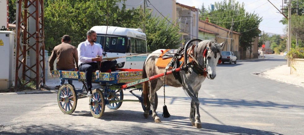 ILGIN BELEDİYE BAŞKANI APİL, DEDE YADİGÂRI AT ARABASIYLA ASFALTLANAN YOLLARI GEZDİ