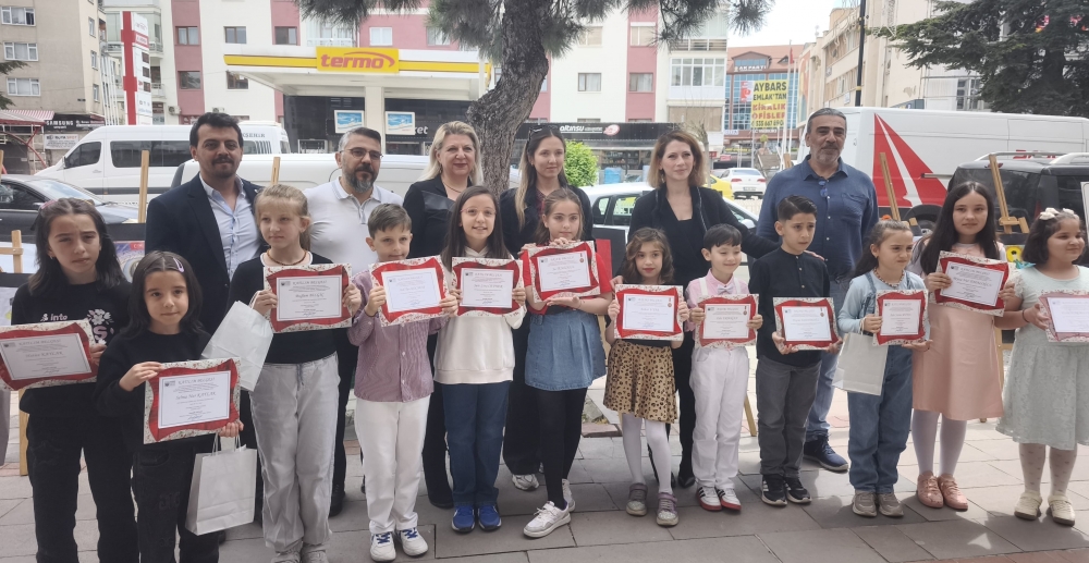 ADD’NİN RESİM YARIŞMASINDA DERECEYE GİREN ÇOCUKLARA ÖDÜLLERİ VERİLDİ