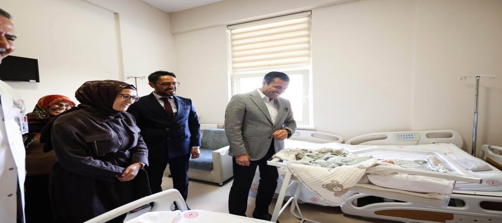 AK PARTİ İL BAŞKANI ÖZGÖKÇEN AKŞEHİR’DE VATANDAŞLARLA BULUŞTU: TARLADA HASADA, EVLERDE GÖNÜLLERE ORTAK OLDU