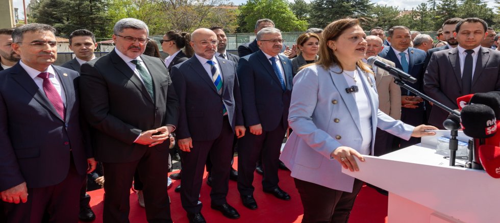AK PARTİ'YE GEÇEN BURCU KÖKSAL'A, AFYONKARAHİSAR BELEDİYESİ ÖNÜNDE MEHTERLİ KARŞILAMA