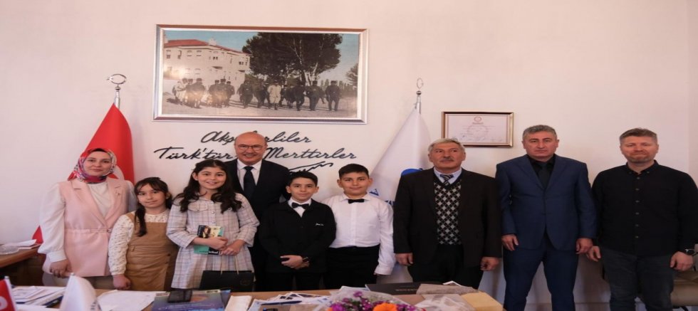 AKŞEHİR BELEDİYE BAŞKANLIĞI KOLTUĞUNA 11 YAŞINDAKİ DURU CEYLAN OTURDU 