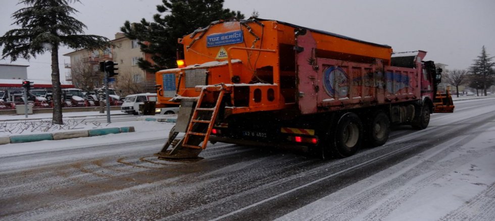 AKŞEHİR BELEDİYESİ KAR VE BUZLANMA ÇALIŞMALARINA BAŞLADI 