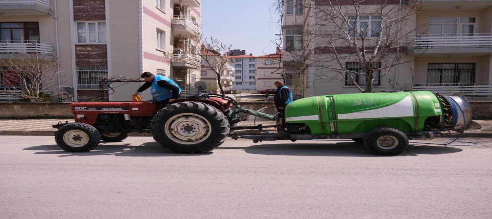 AKŞEHİR BELEDİYESİ’NDEN YEŞİL ALANLARDA YABANİ OT İLAÇLAMA MESAİSİ