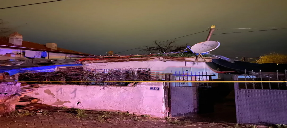 AKŞEHİR'DE ÇATI ÇÖKTÜ : 1 KİŞİ SAĞ KURTARILDI 