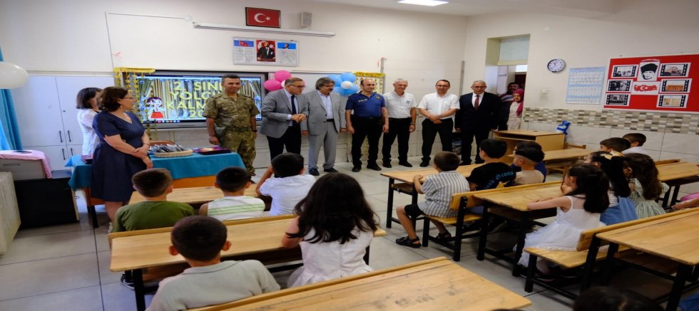 AKŞEHİR'DE KARNE COŞKUSU: ÖĞRENCİLER YAZ TATİLİNE GÜLÜMSEYEREK BAŞLADI