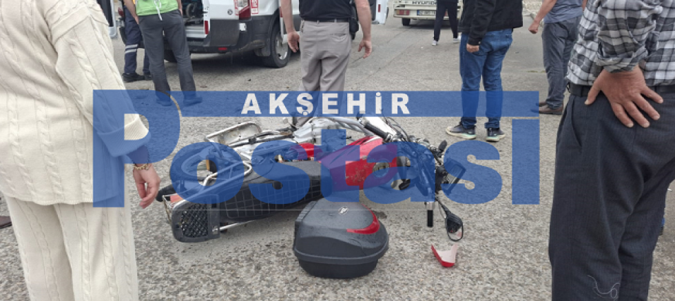 AKŞEHİR’DE MOTOSİKLET İLE MİNİBÜS ÇARPIŞTI: 1 YARALI