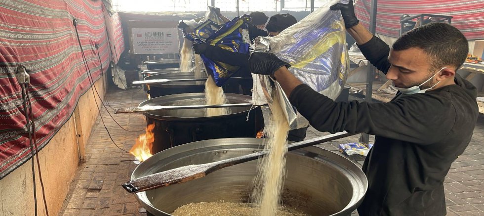 AKŞEHİR’DEN GAZZE’YE KARDEŞLİK SOFRASI: 1000 KİŞİLİK HEDEF 4 BİN 432 KİŞİYE ULAŞTI