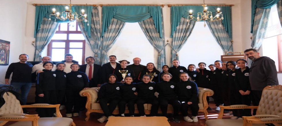 AKŞEHİR’İN ŞAMPİYONLARI BELEDİYE BAŞKANI KÖKSAL İLE BULUŞTU! 