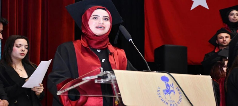 AKŞEHİR KADİR YALLAGÖZ SAĞLIK YÜKSEKOKULU’NDA MEZUNİYET SEVİNCİ