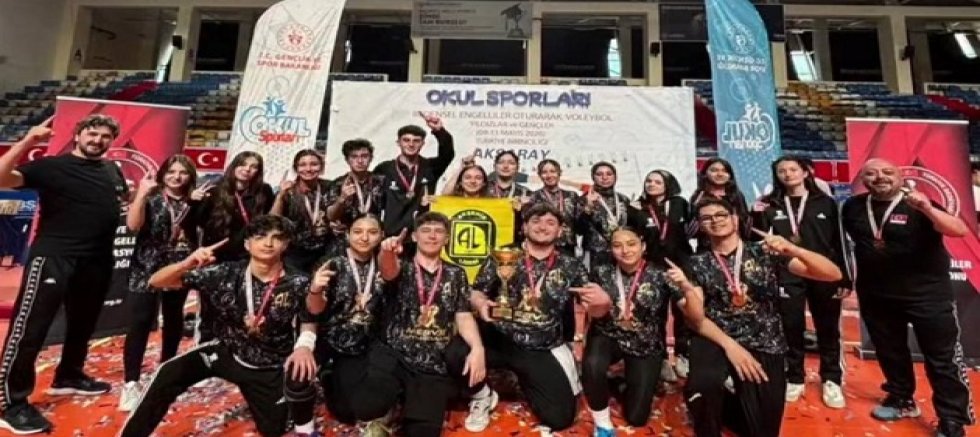 AKŞEHİR LİSESİ’NDEN OTURARAK VOLEYBOLDA İKİNCİ KEZ TÜRKİYE ŞAMPİYONLUĞU