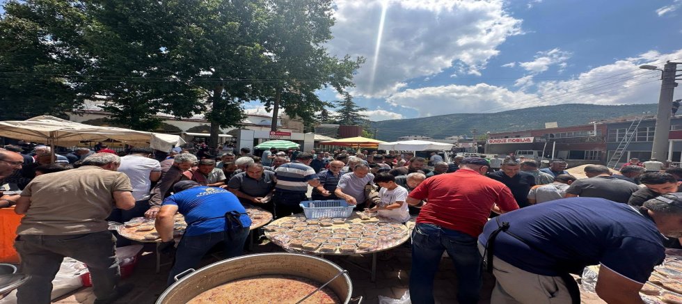 AKŞEHİR MADENİ İŞLER ODASI'NDAN SANAYİ VE ARASTA ESNAFINA GELENEKSEL AŞURE İKRAMI