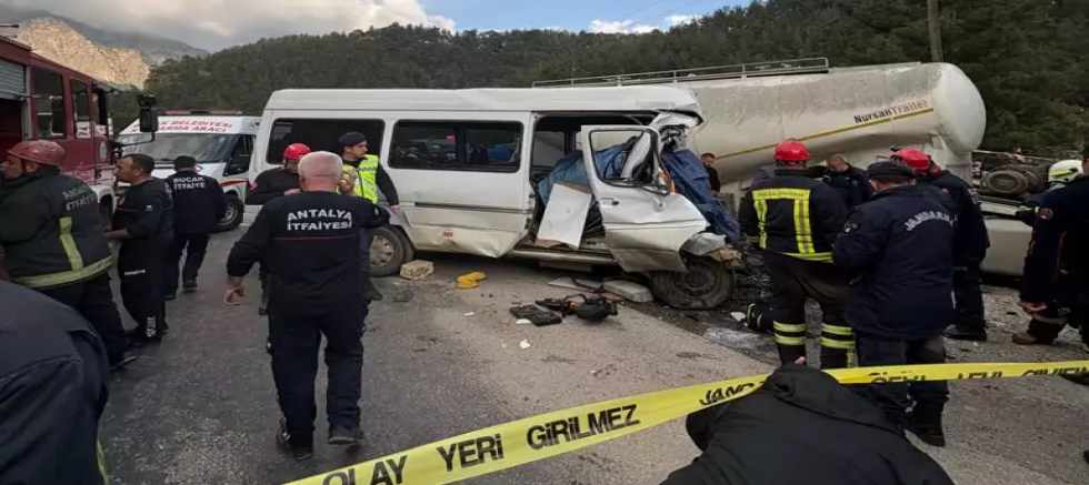 ANTALYA'DA TIR İLE MİNİBÜS ÇARPIŞTI: 7 ÖLÜ, 7 YARALI 