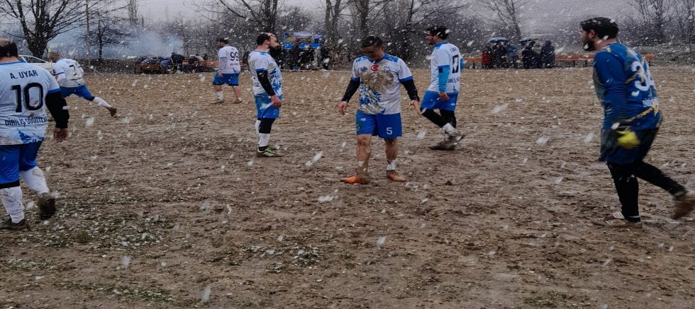 CANKURTARANDA FUTBOL TURNUVASI ÇAMURA RAĞMEN YAPILDI 