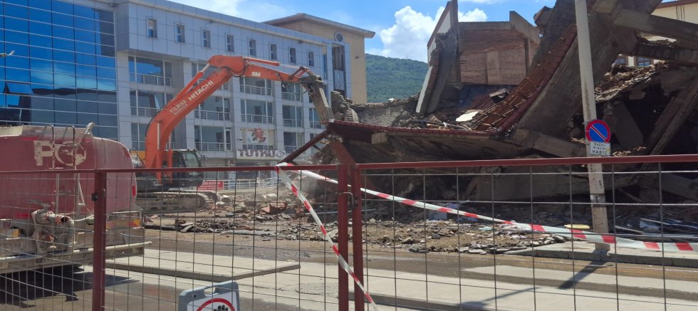 CEVDET KÖKSAL CADDESİ'NDE YIKIM ÇALIŞMALARI BAŞLADI: TRAFİK İKİ GÜN SÜREYLE KAPATILDI