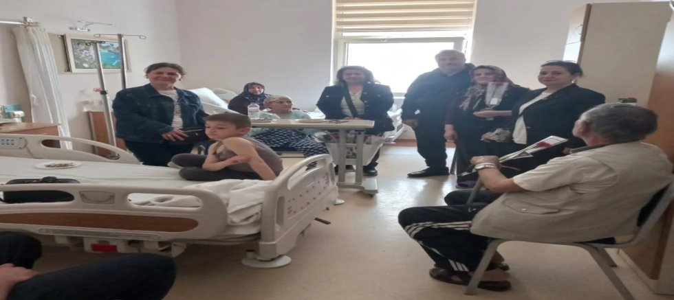 CHP AKŞEHİR KADIN KOLLARI ANNELER GÜNÜ MÜNASEBETİYLE ÇİÇEK DAĞITTI