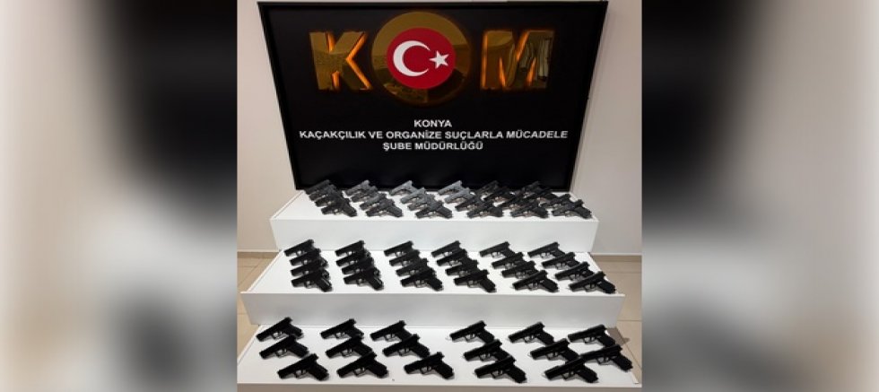  DURDURULAN ARAÇTAN CEPHANELİK ÇIKTI: 65 RUHSATSIZ TABANCA ELE GEÇİRİLDİ, 2 GÖZALTI