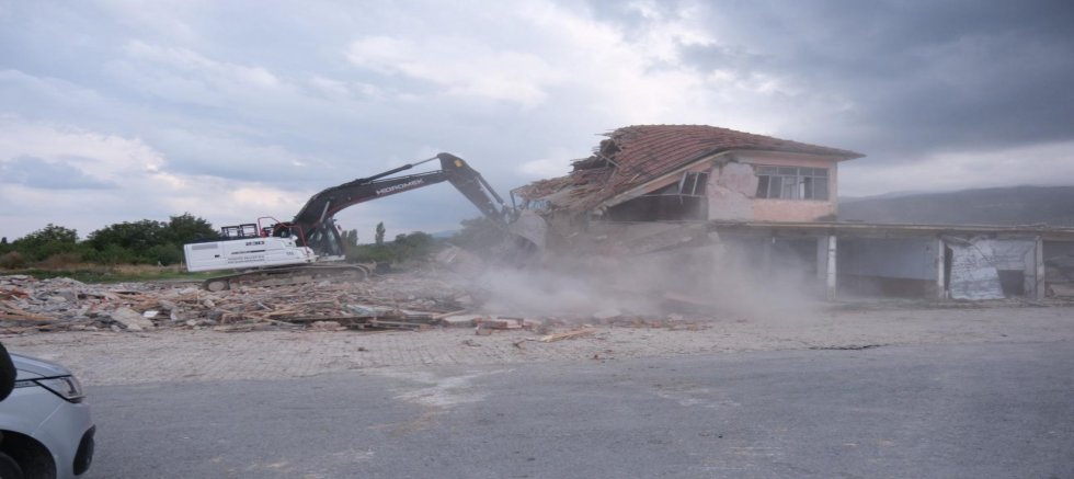 GÖLÇAYIR HALİ’NDE YIKIM BAŞLADI 