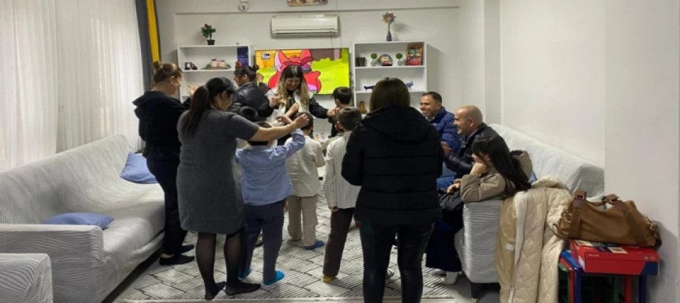 GÜLÜMSEYEN ÇOCUKLAR DERNEĞİ’NDEN BAYRAMDA ANLAMLI ZİYARET