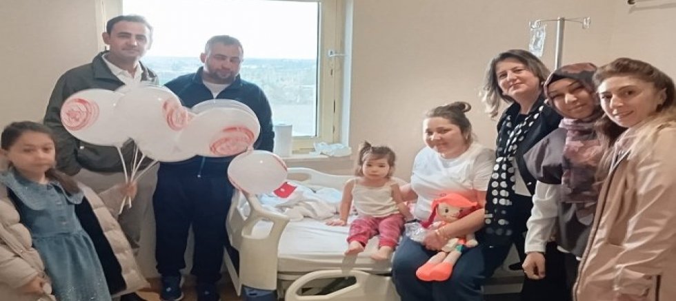 GÜLÜMSEYEN ÇOCUKLAR DERNEĞİ’NDEN HASTANEDEKİ ÇOCUKLARA 23 NİSAN ZİYARETİ
