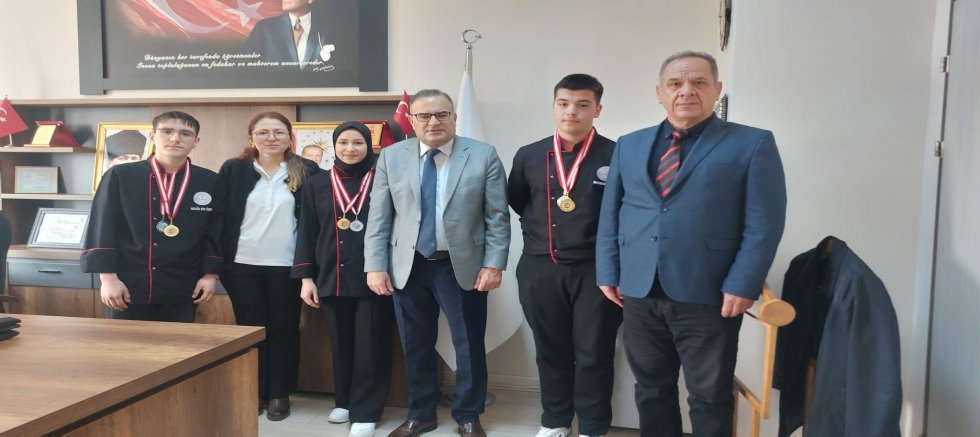 GÜMÜŞ MADALYALI ÖĞRENCİLERDEN MÜDÜR TOPALOĞLU’NA ZİYARET