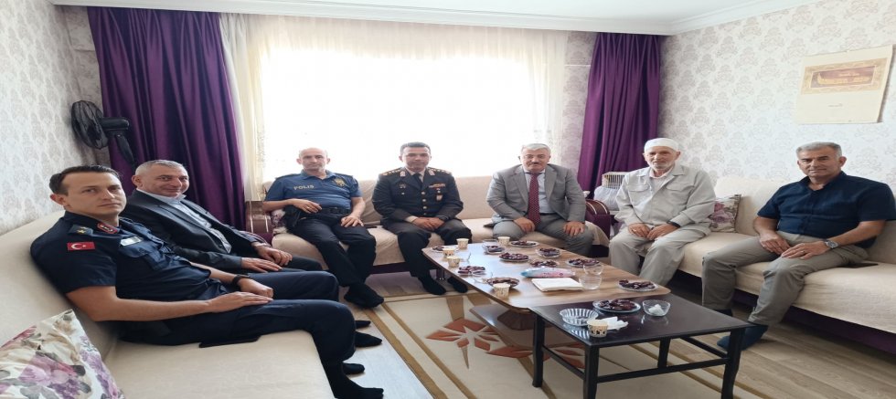 HAC DÖNÜŞÜ ŞEHİT BABASINA PROTOKOLDEN VEFA ZİYARETİ
