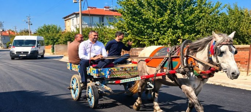 ILGIN BELEDİYE BAŞKANI APİL, DEDE YADİGÂRI AT ARABASIYLA ASFALTLANAN YOLLARI GEZDİ