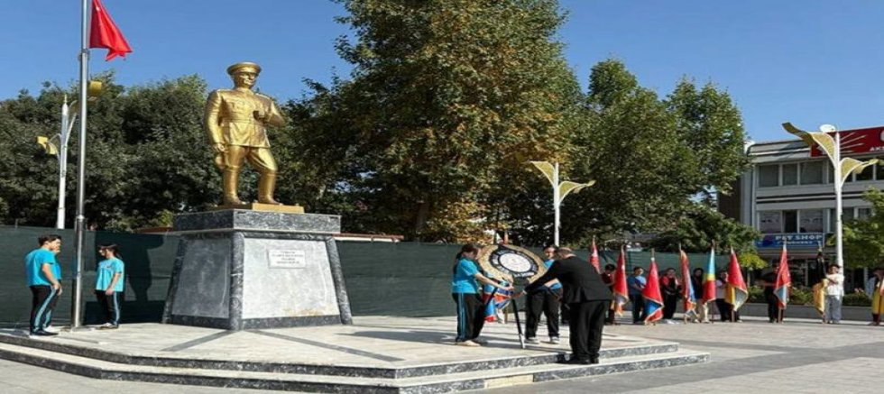 İLKÖĞRETİM HAFTASI KUTLAMALARI ÇELENK TÖRENİYLE BAŞLADI