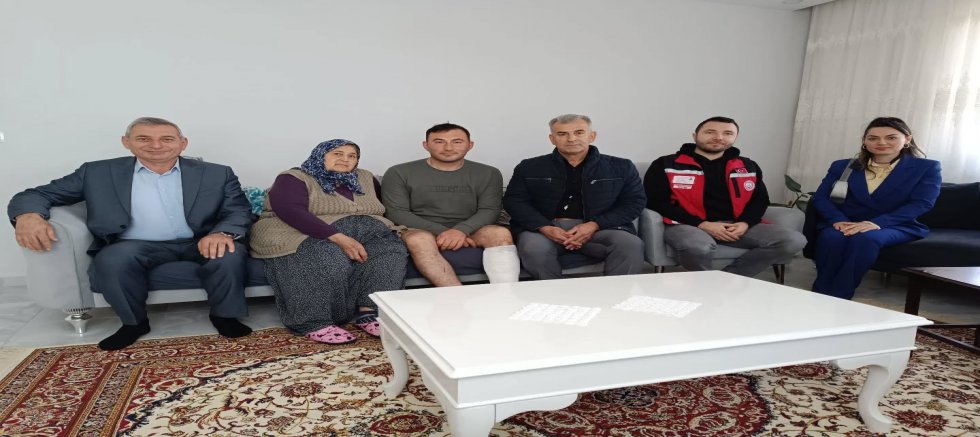 KAHRAMAN GAZİMİZE ANLAMLI ZİYARET: “GEÇMİŞ OLSUN” DİLEKLERİ İLETİLDİ