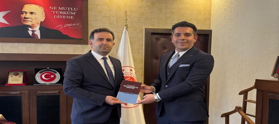 KALEMDEN HUKUKA: SAVCI KARADAĞ YAZDIĞI KİTABI BAŞSAVCI ABUR’A HEDİYE ETTİ