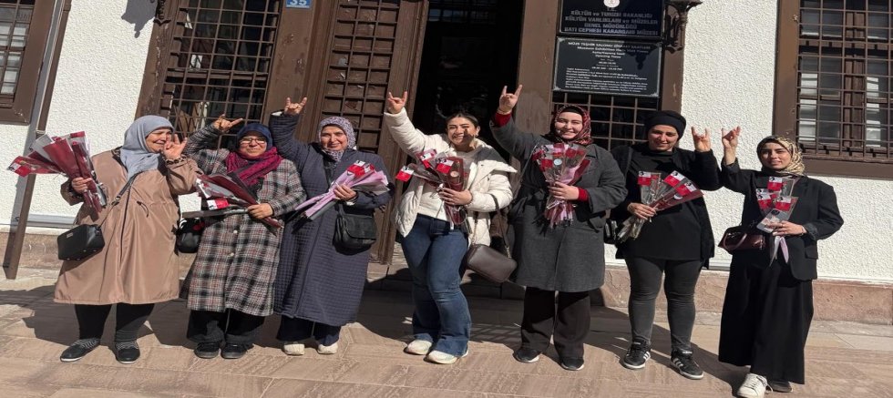 MHP AKŞEHİR TEŞKİLATINDAN KADINLARA GÜL JESTİ