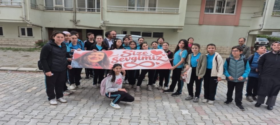MİNİK YÜREKLERDEN ALKIŞLANACAK ETKİNLİK: ÖĞRENCİLERDEN TEDAVİ GÖREN ÖĞRETMENLERİNE ANLAMLI ZİYARET