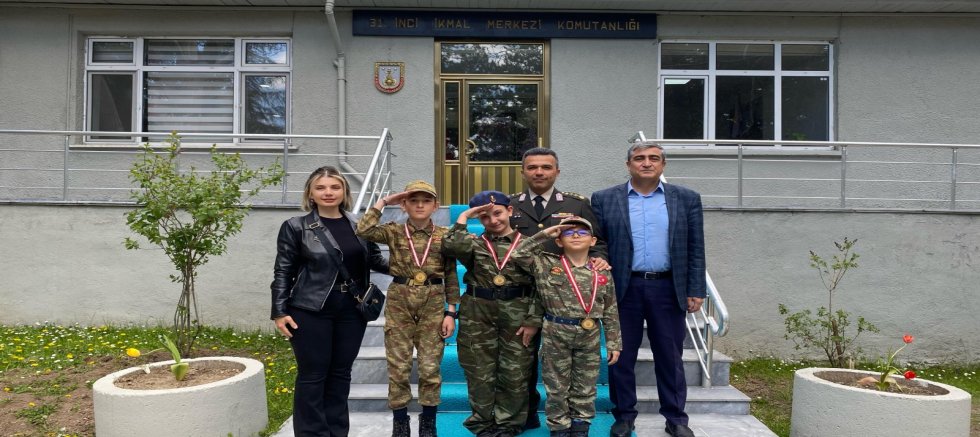 MİNİKLERDEN GARNİZON KOMUTANI’NA 23 NİSAN ZİYARETİ