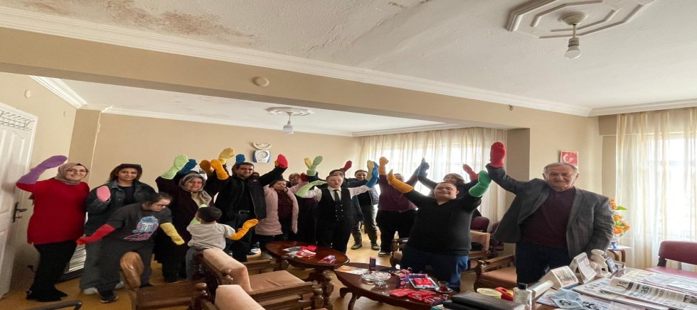 RENKLİ ÇORAPLARLA GELEN FARKINDALIK: ÖZEL ÇOCUKLAR UNUTULMADI 