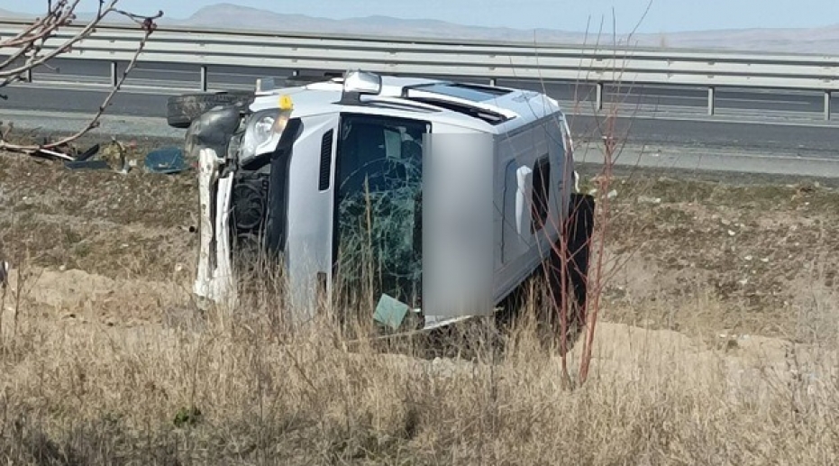 SULTANDAĞI’NDA KORKUTAN KAZA: TIR MİNİBÜSE ÇARPTI, 11 KİŞİ YARALANDI