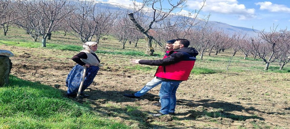 SULTANDAĞI’NDA ZİRAİ DON SEFERBERLİĞİ: ÜRETİCİLERE SAHADA BİREBİR BİLGİLENDİRME