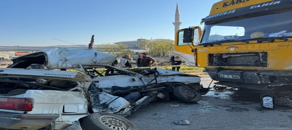 TIR, OTOMOBİLE ÇARPTI: 1 KİŞİ ÖLDÜ, KAZA ANI KAMERADA