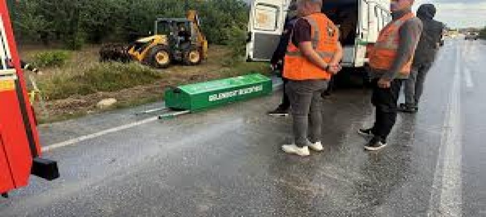TUR MİDİBÜSÜ ŞARAMPOLE DEVRİLDİ: 4 ÖLÜ, 26 YARALI