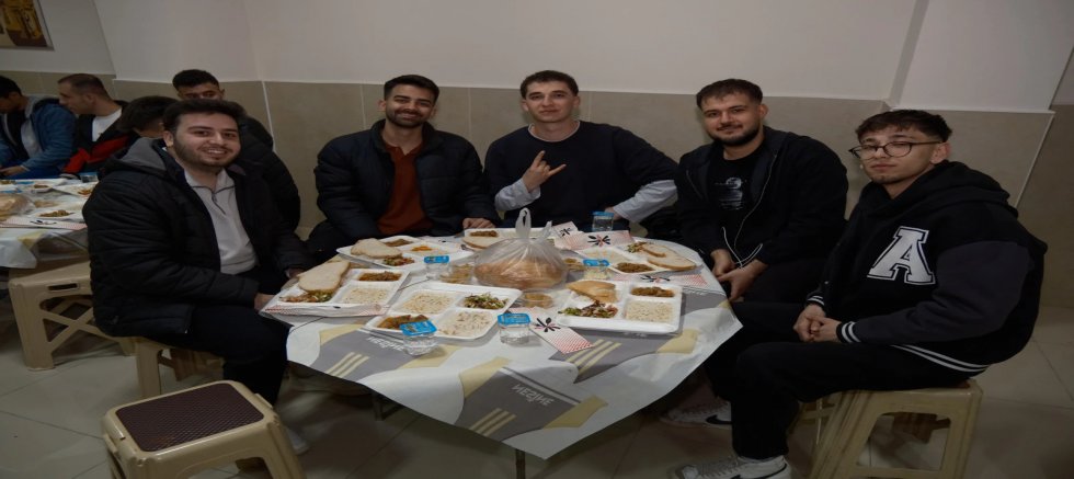 ÜNİVERSİTELİ ÖĞRENCİLER İFTARDA BULUŞTU 