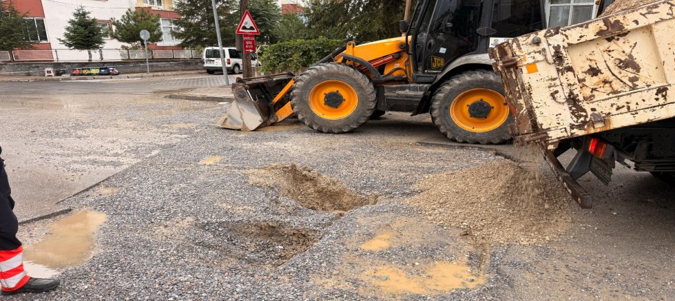 YAĞMUR YAĞDI, YOL ÇÖKTÜ! KAMYON MAHSUR KALDI